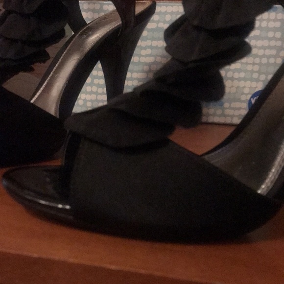 Absolutely beautiful high heeled sandals! Never worn! - Picture 3 of 9
